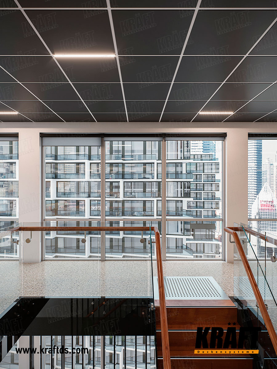 Sufit podwieszany z wykorzystaniem niestandardowej listwy kubicznej i płyt metalowych KRAFT