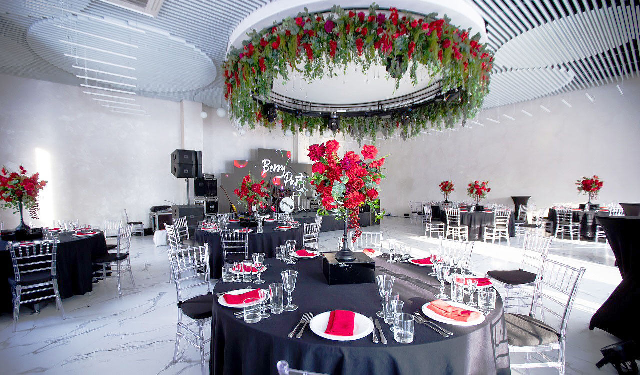 jak za pomocą podwieszanego sufitu listwowego z listwy kubicznej KRAFT można stworzyć niezapomniane wnętrza sal bankietowych