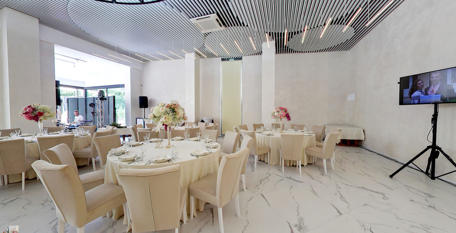 design solution with a volumetric slatted suspended ceiling