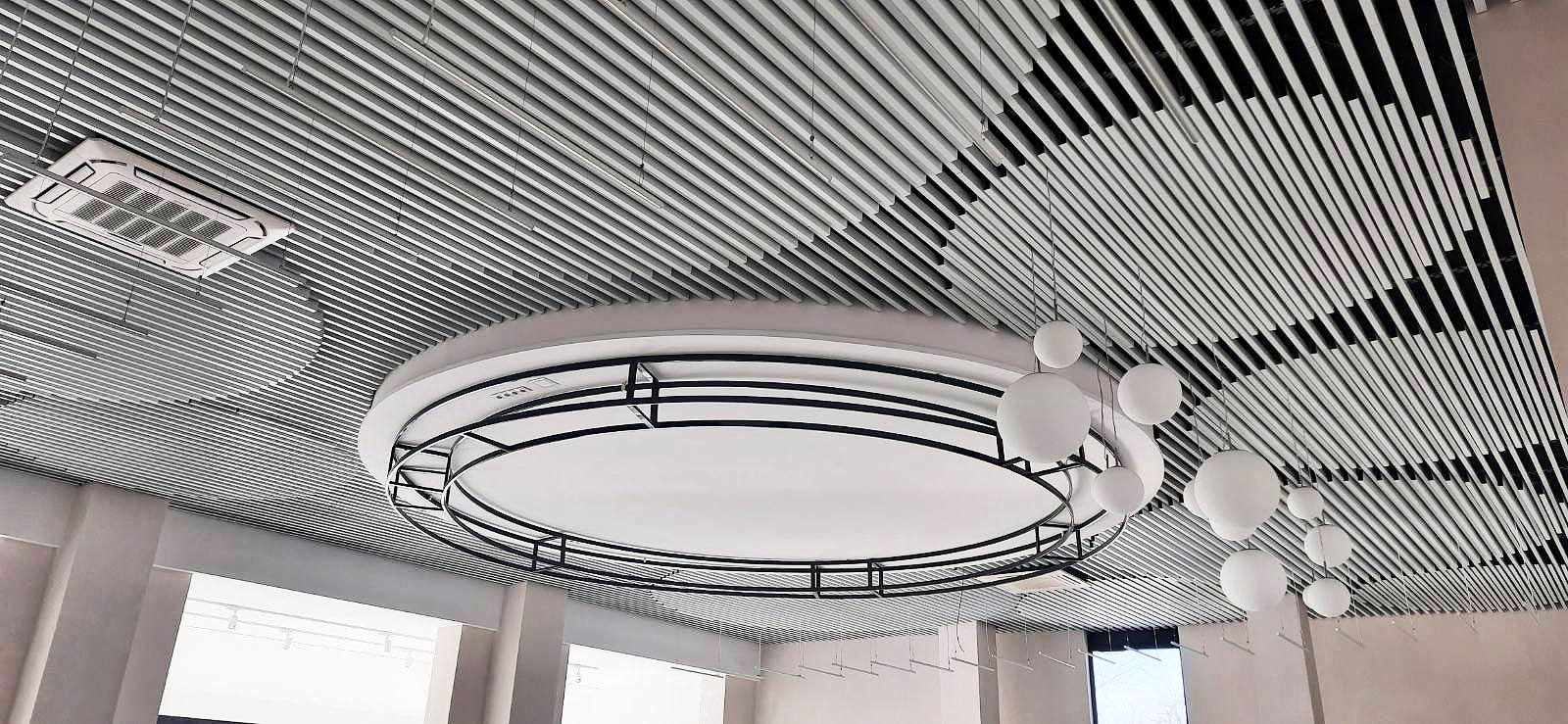 jak za pomocą podwieszanego sufitu listwowego z listwy kubicznej KRAFT można stworzyć niezapomniane wnętrza sal bankietowych