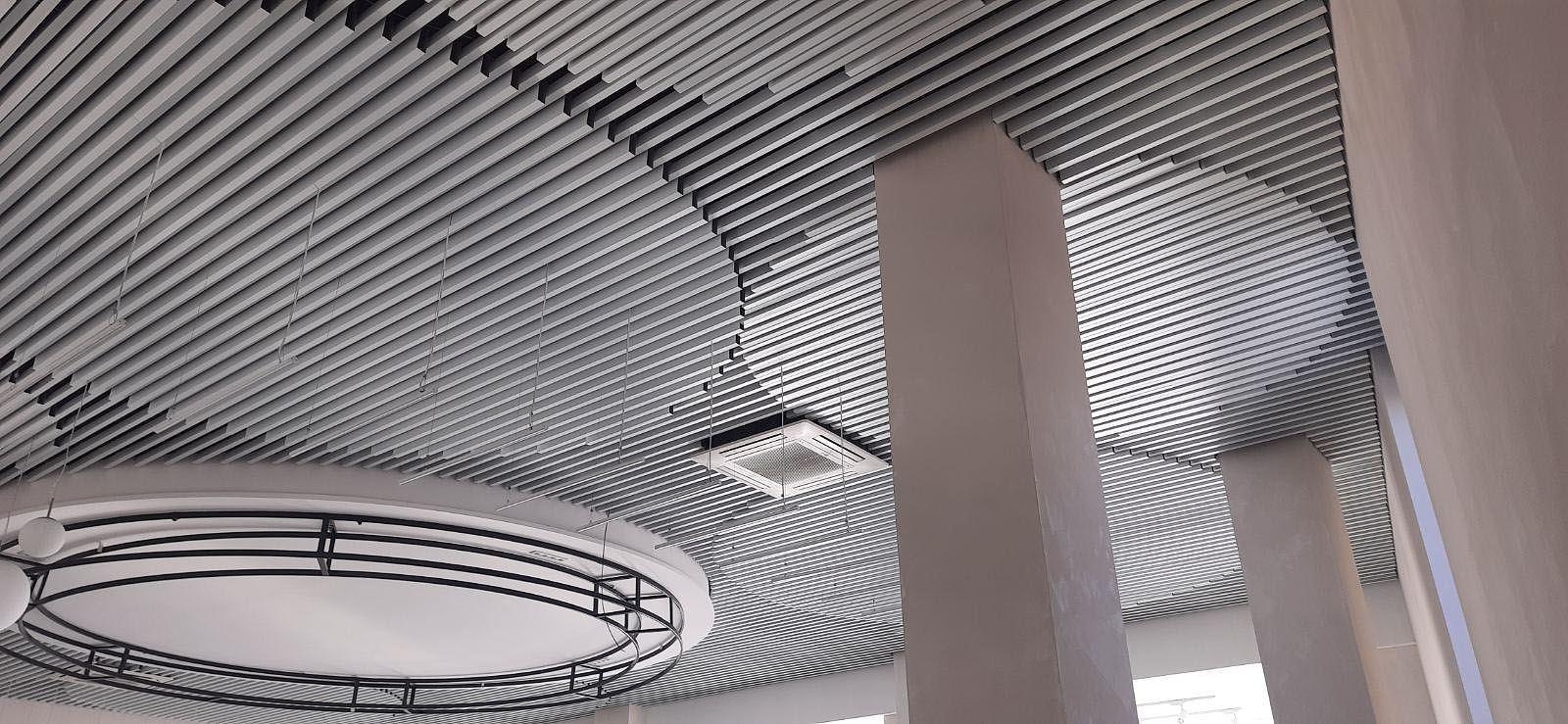 design solution with a volumetric slatted suspended ceiling
