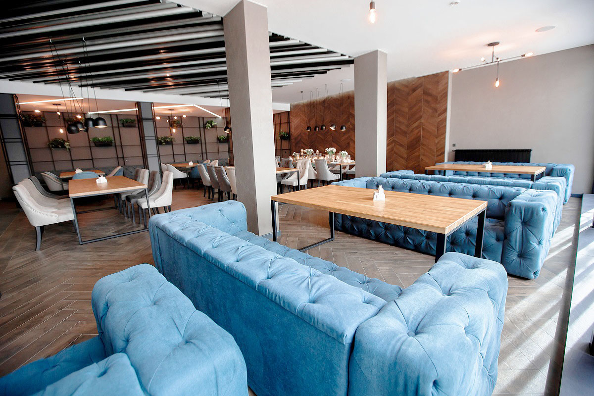 design solution with a volumetric slatted suspended ceiling