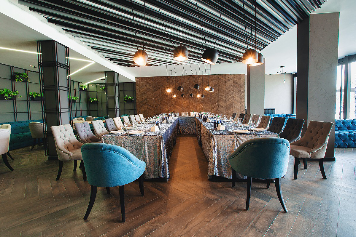 design solution with a volumetric slatted suspended ceiling