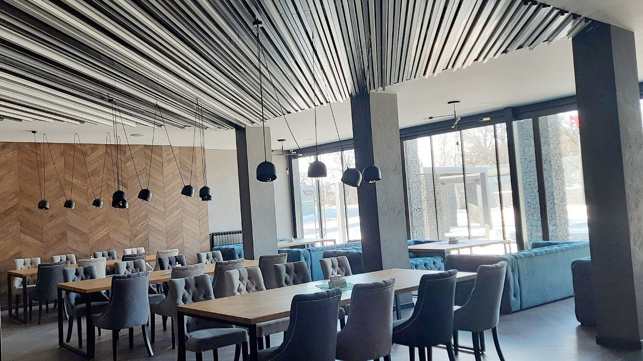 design solution with a volumetric slatted suspended ceiling