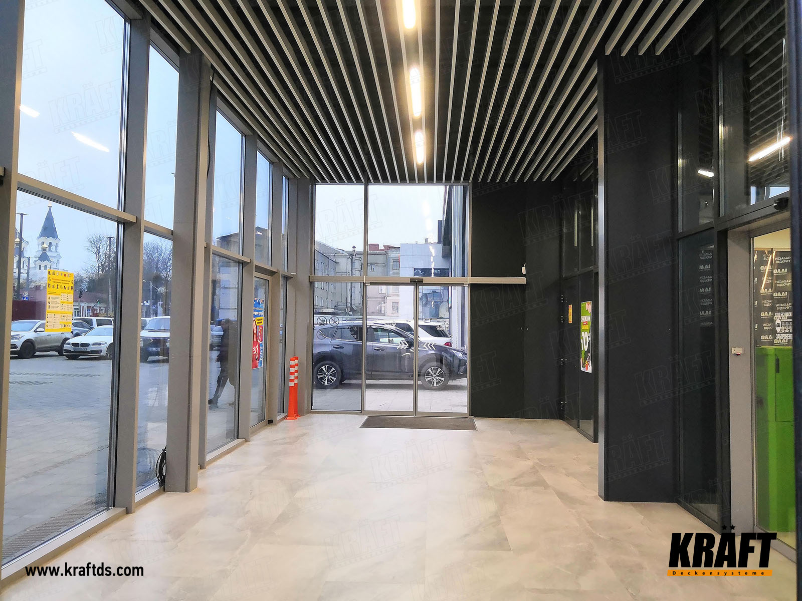 sufit podwieszany listwowy KRAFT w hipermarkecie