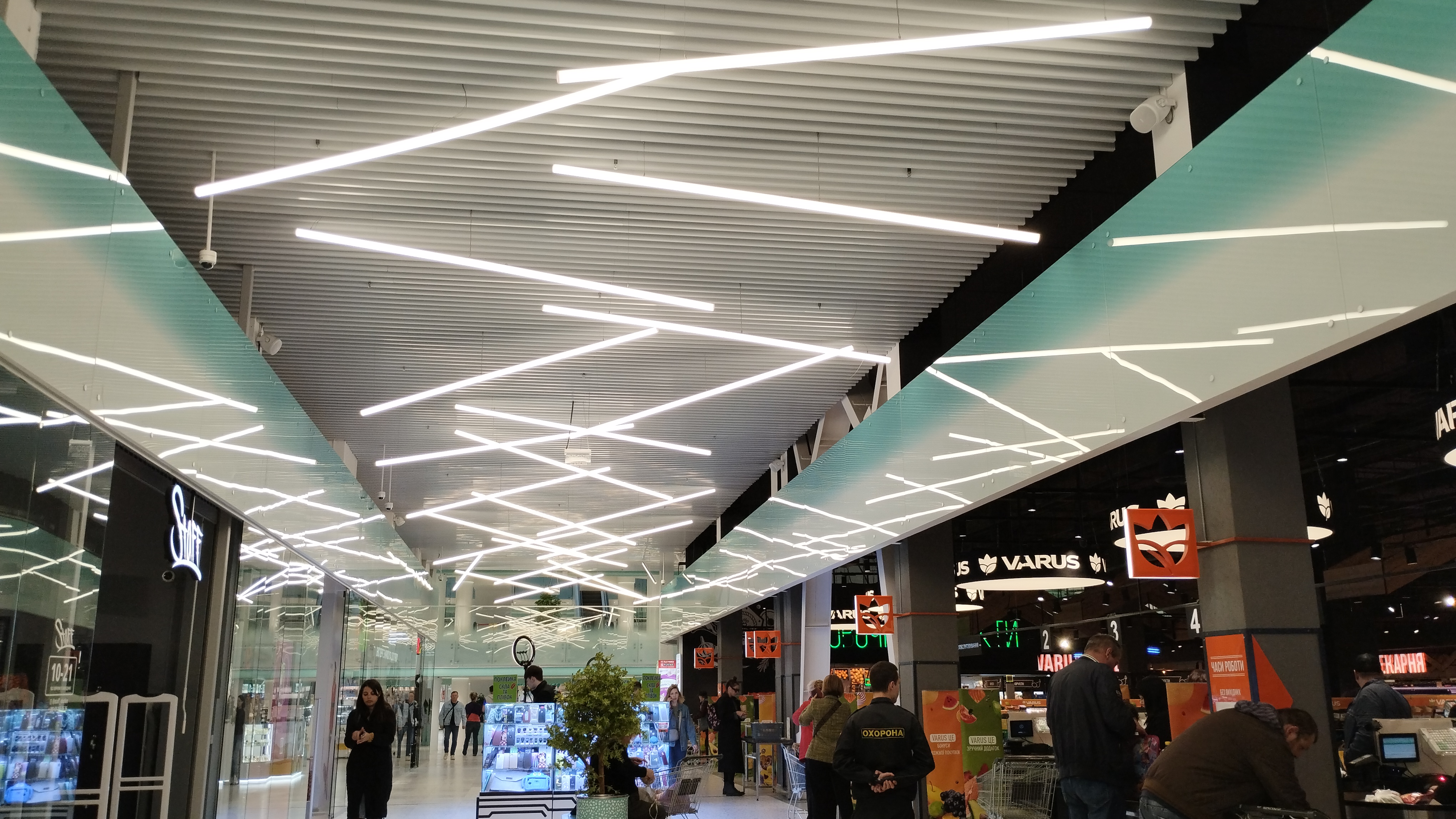 KRAFT rails suspended ceiling in two colors in the interior of the shopping center