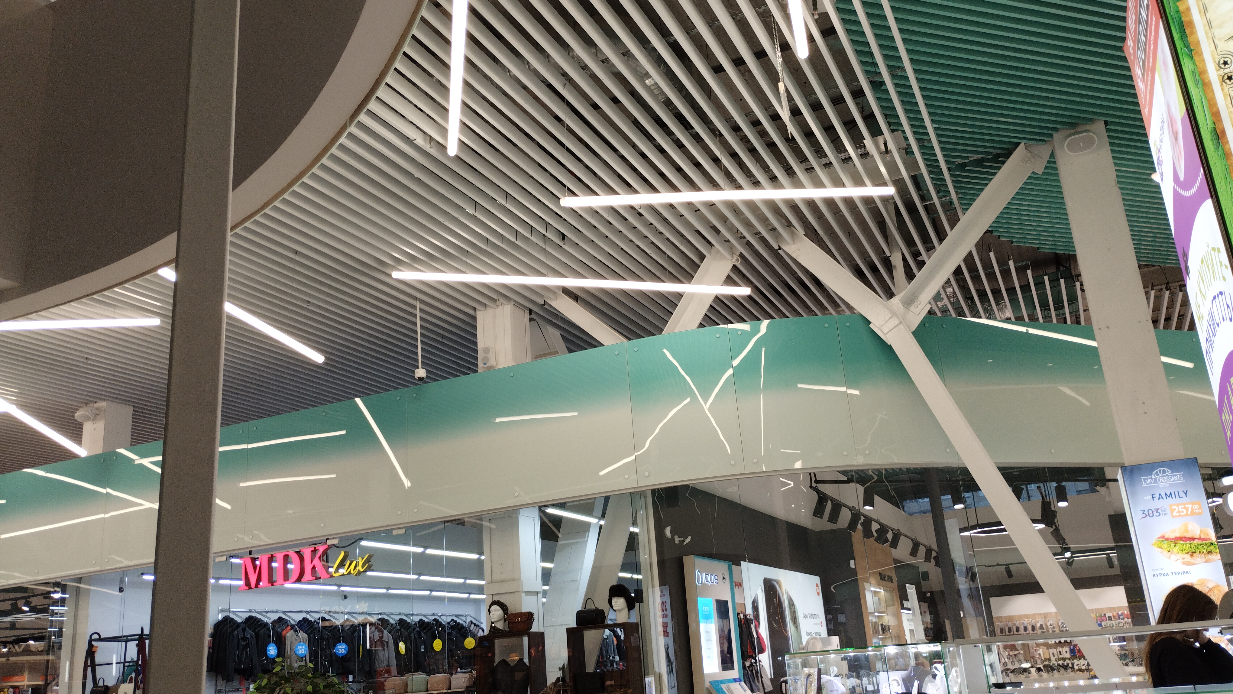 Two-tier ceiling with rails at different angles Рейкова підвісна стеля KRAFT двох кольорів в інтер'єрі торгівельного центру