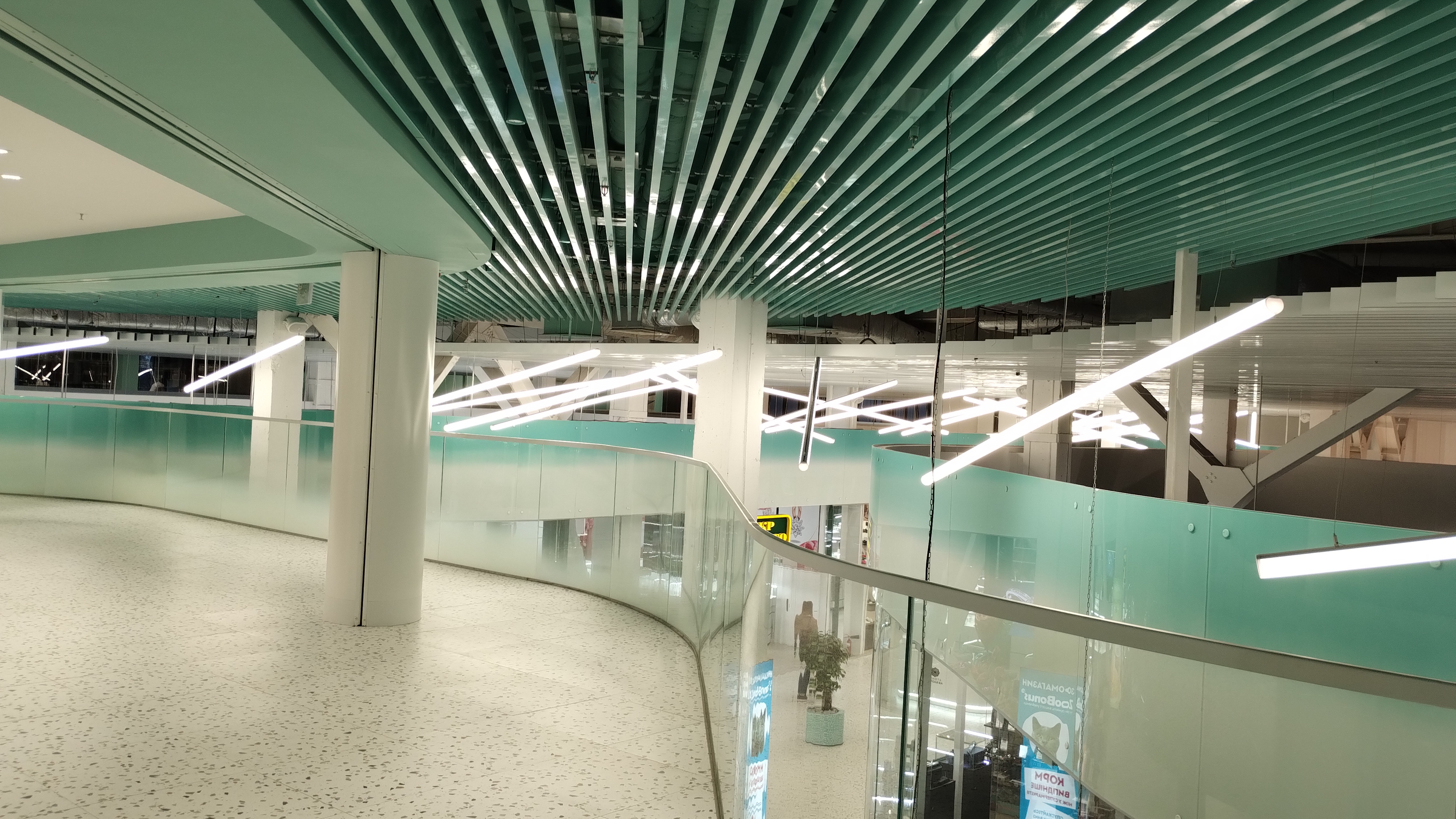 KRAFT rails suspended ceiling in two colors in the interior of the shopping center
