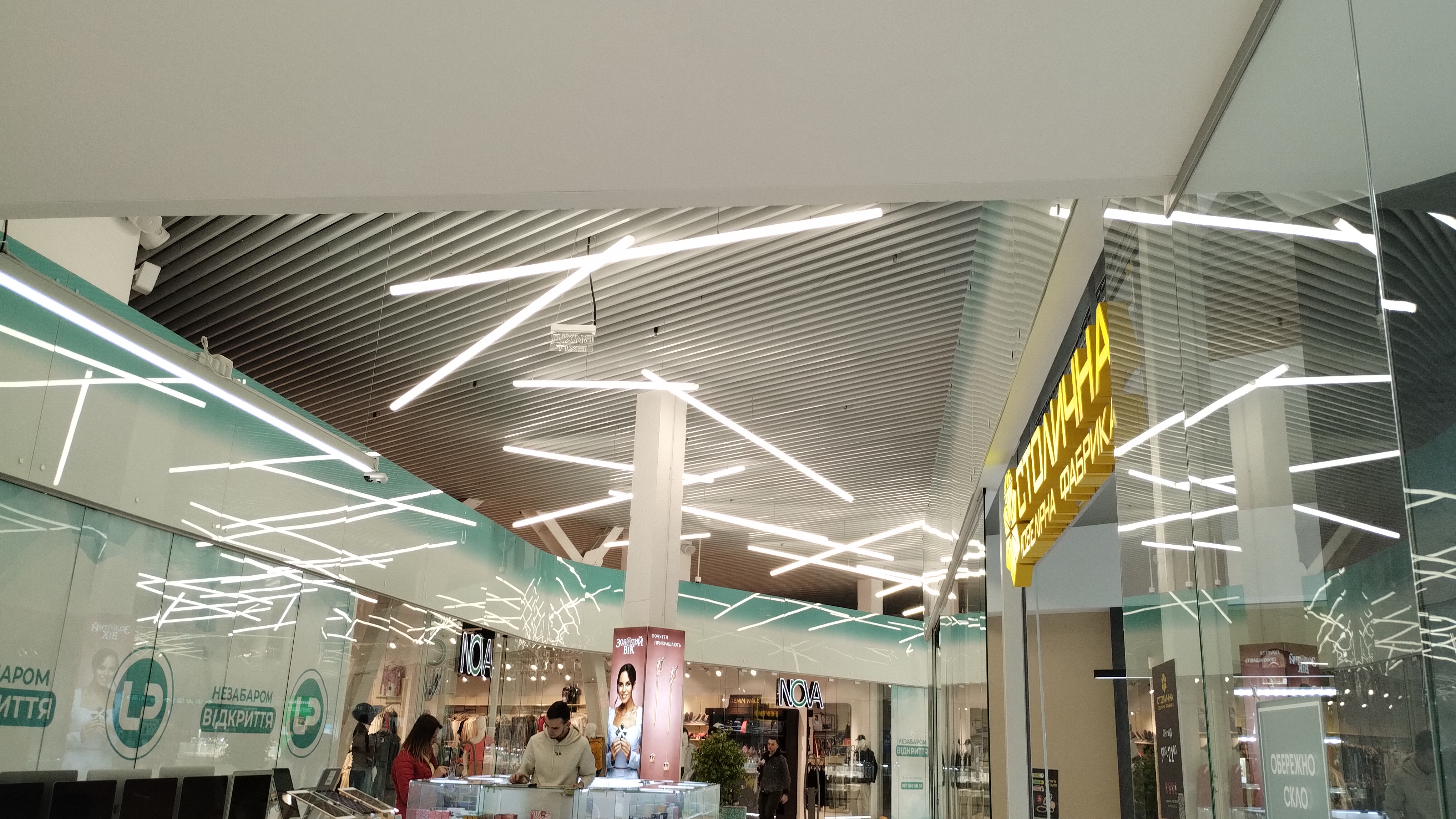 KRAFT rails suspended ceilings effectively hide utilities on the ceiling Рейкові підвісні стелі KRAFT двох кольорів в інтер'єрі торгівельного центру