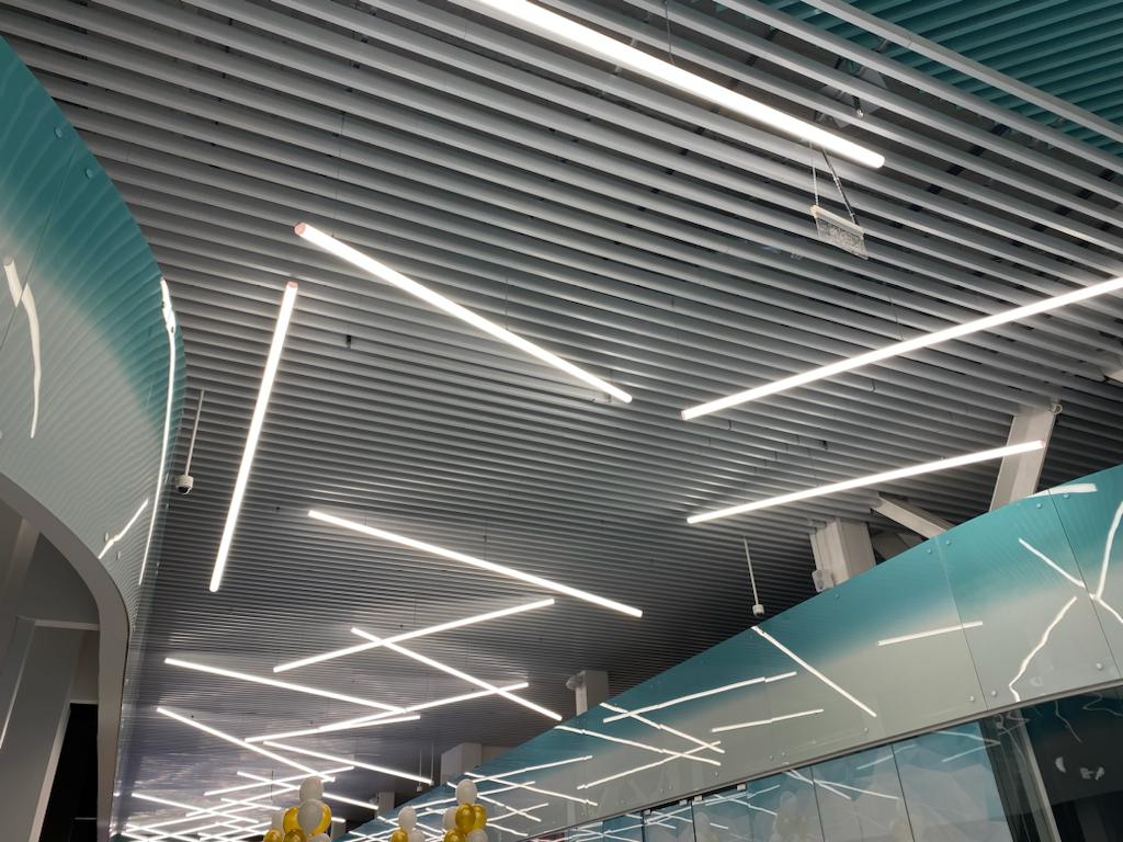 KRAFT rails suspended ceiling in two colors in the interior of the shopping center