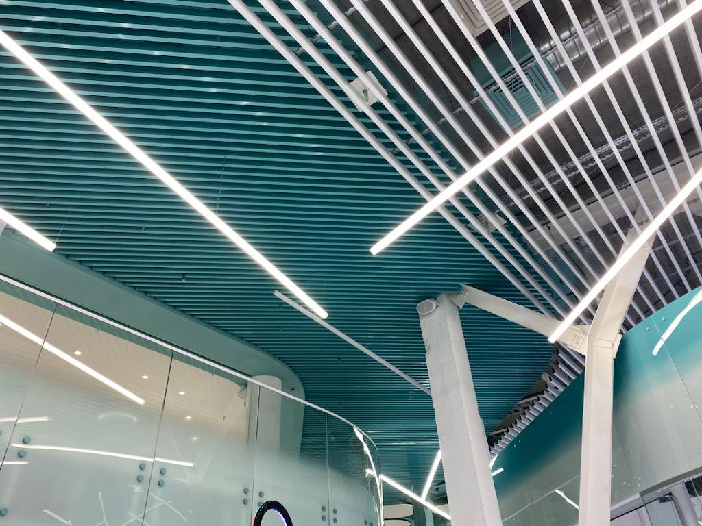 KRAFT rails suspended ceiling in two colors in the interior of the shopping center