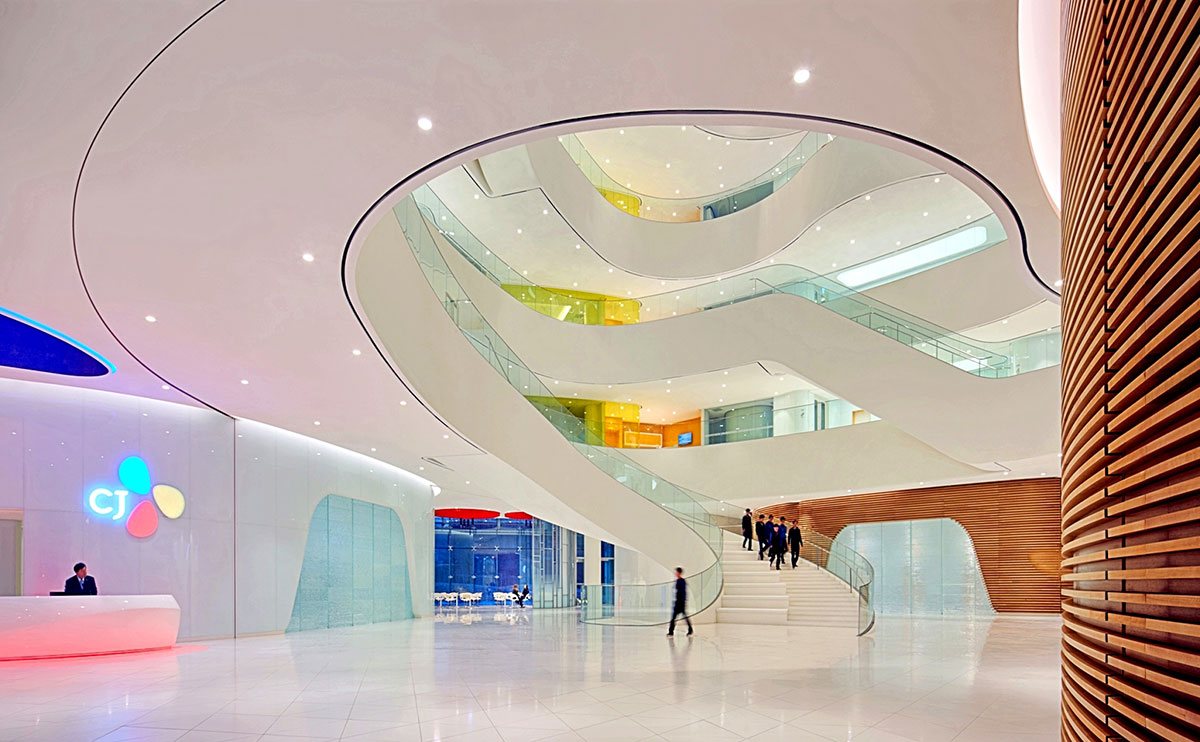 oryginalne pomysły na wykorzystanie listwy sufitowej Kraft w сentrum handlowych