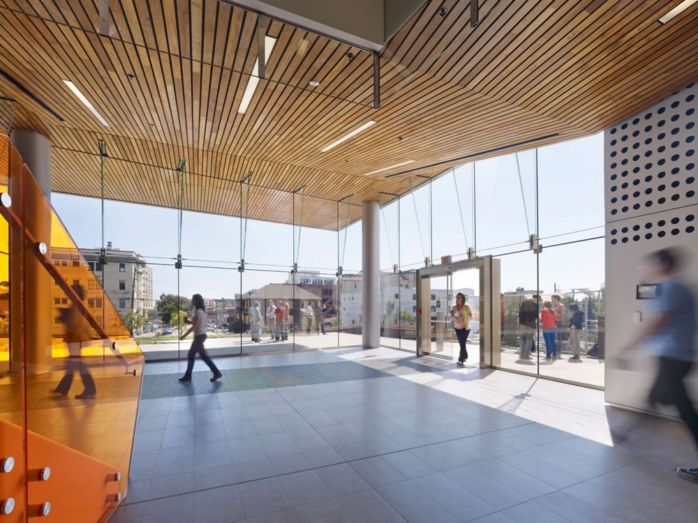 oryginalne pomysły na wykorzystanie listwy sufitowej Kraft w сentrum handlowych