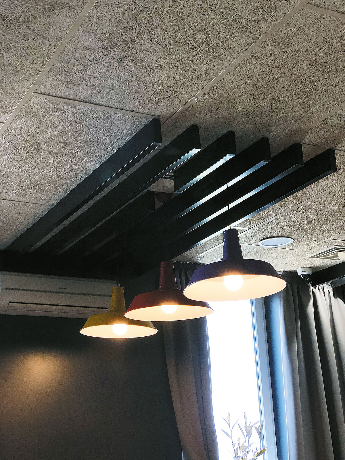 Designerski sufit podwieszany listwowy KRAFT, sufit T-profilowy z oprawami KRAFT T-Led w hotelu