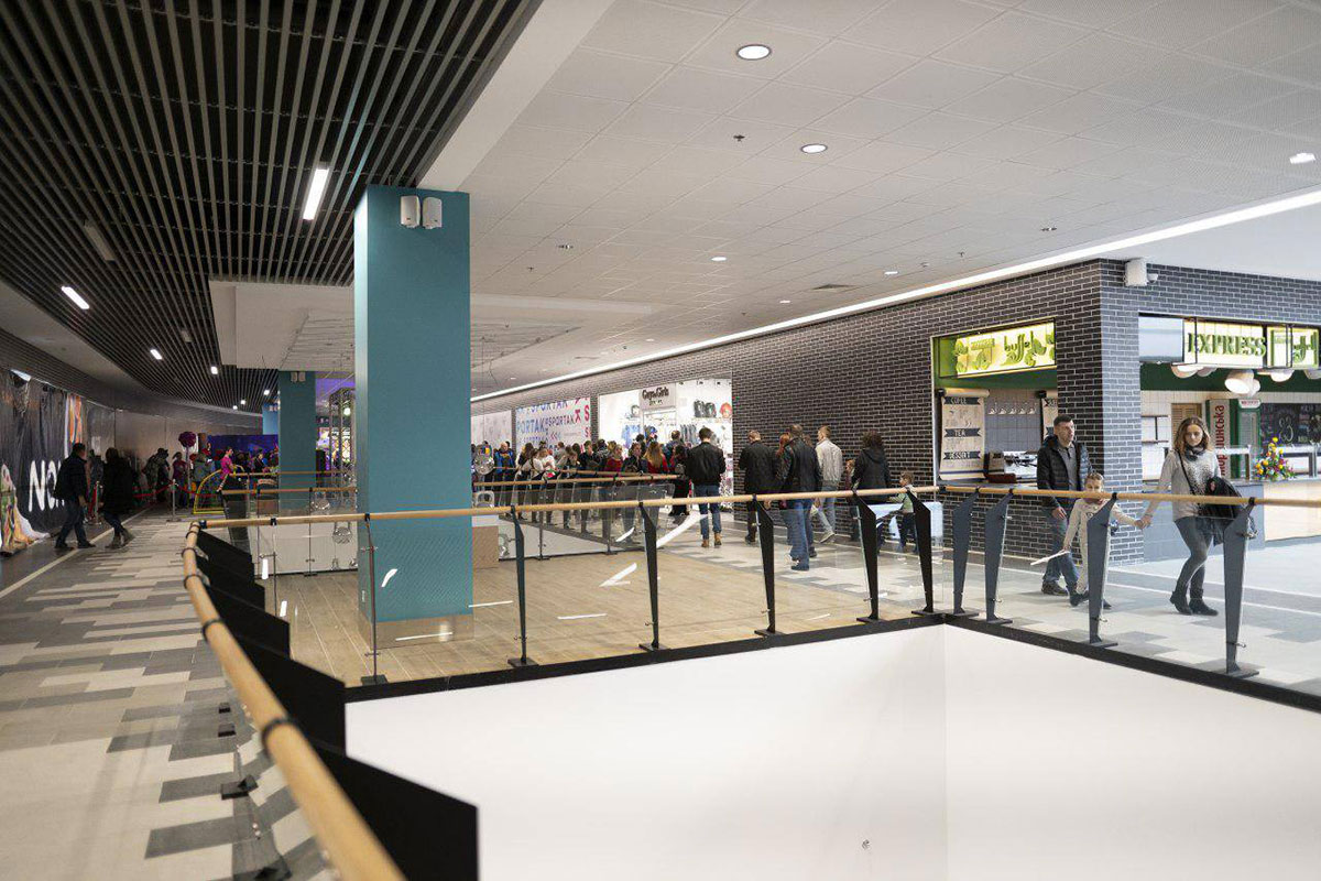 Sufit podwieszany listwowy z listwy sześciennej KRAFT w centrum handlowo-rozrywkowym Spartak we Lwowie