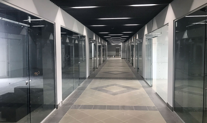 Sufit podwieszany na listwie plaskiej KRAFT z systemem oświetlenia LED KRAFT w centrum handlowym