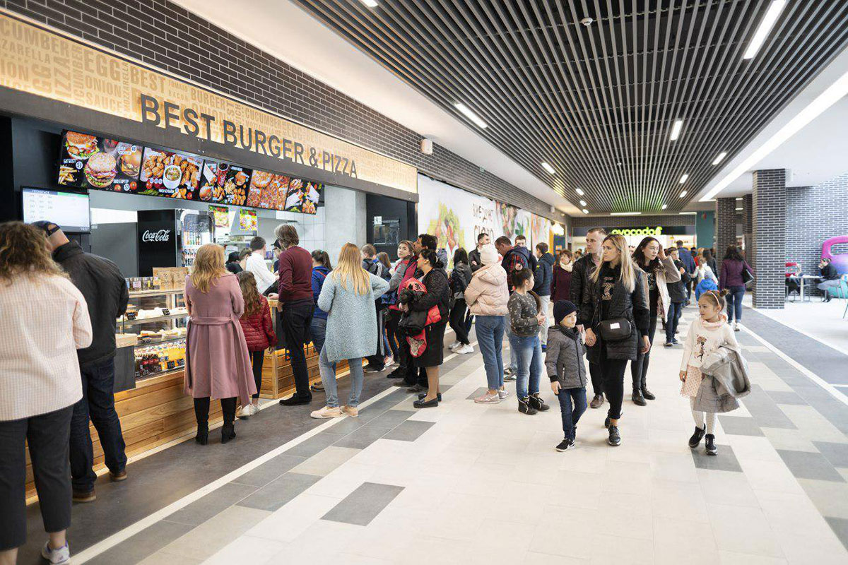 Sufit podwieszany listwowy z listwy sześciennej KRAFT w centrum handlowo-rozrywkowym Spartak we Lwowie