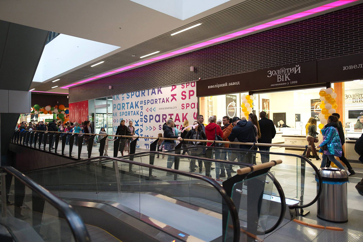 Sufit podwieszany listwowy z listwy sześciennej KRAFT w centrum handlowo-rozrywkowym Spartak we Lwowie