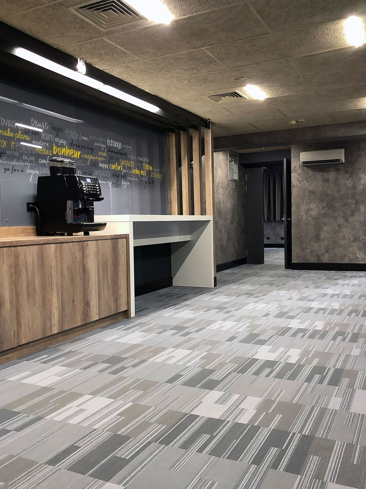 Designerski sufit podwieszany listwowy KRAFT, sufit T-profilowy z oprawami KRAFT T-Led w hotelu