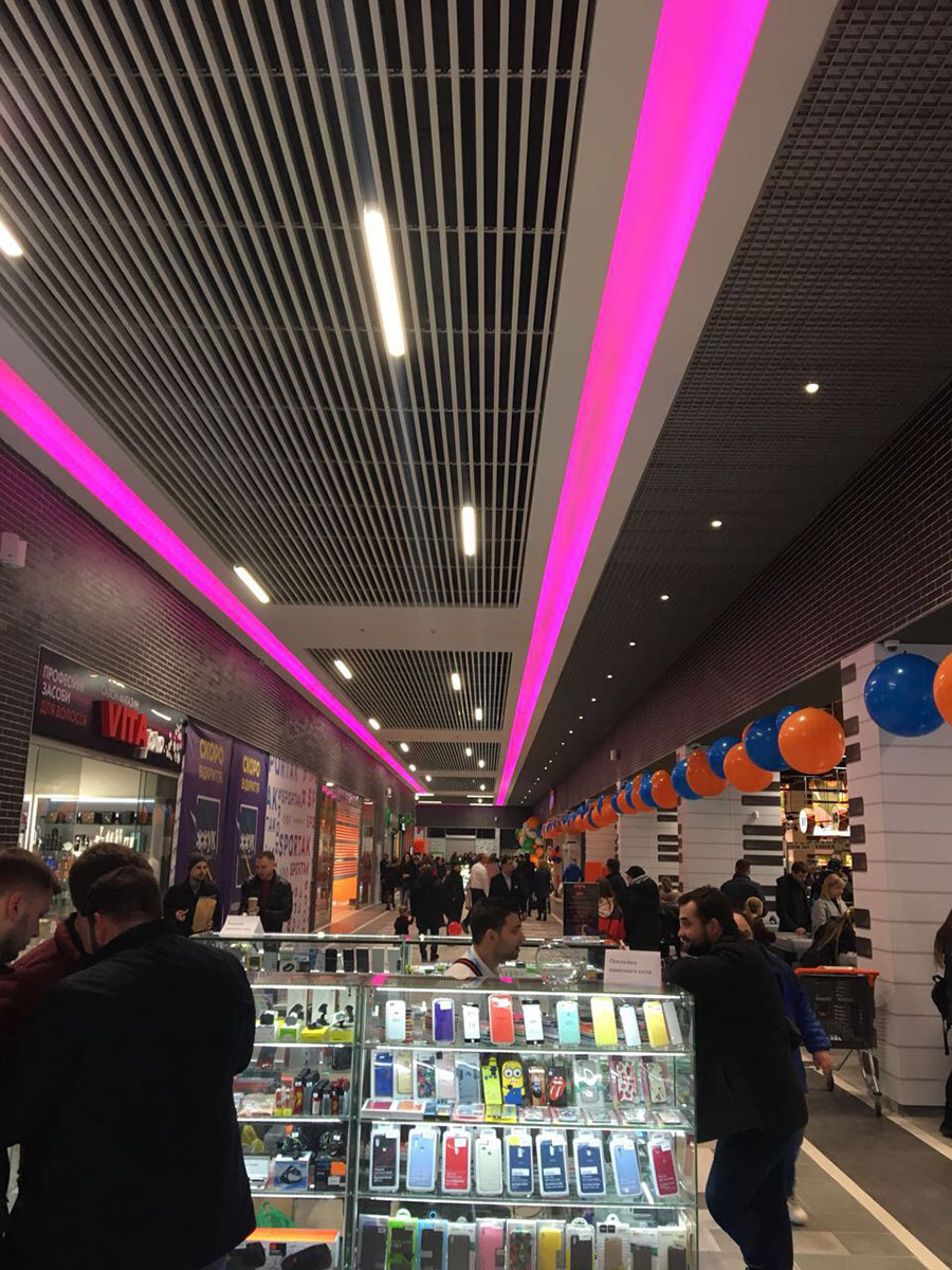 Sufit podwieszany listwowy z listwy sześciennej KRAFT w centrum handlowo-rozrywkowym Spartak we Lwowie