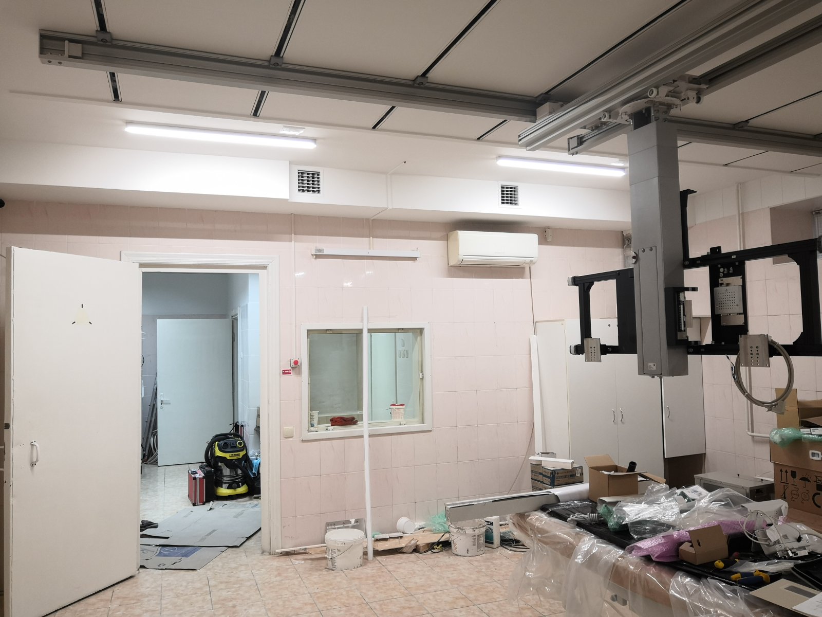 System oświetlenia KRAFT Led do sufitów podwieszanych w sali operacyjnej szpitala wojskowego