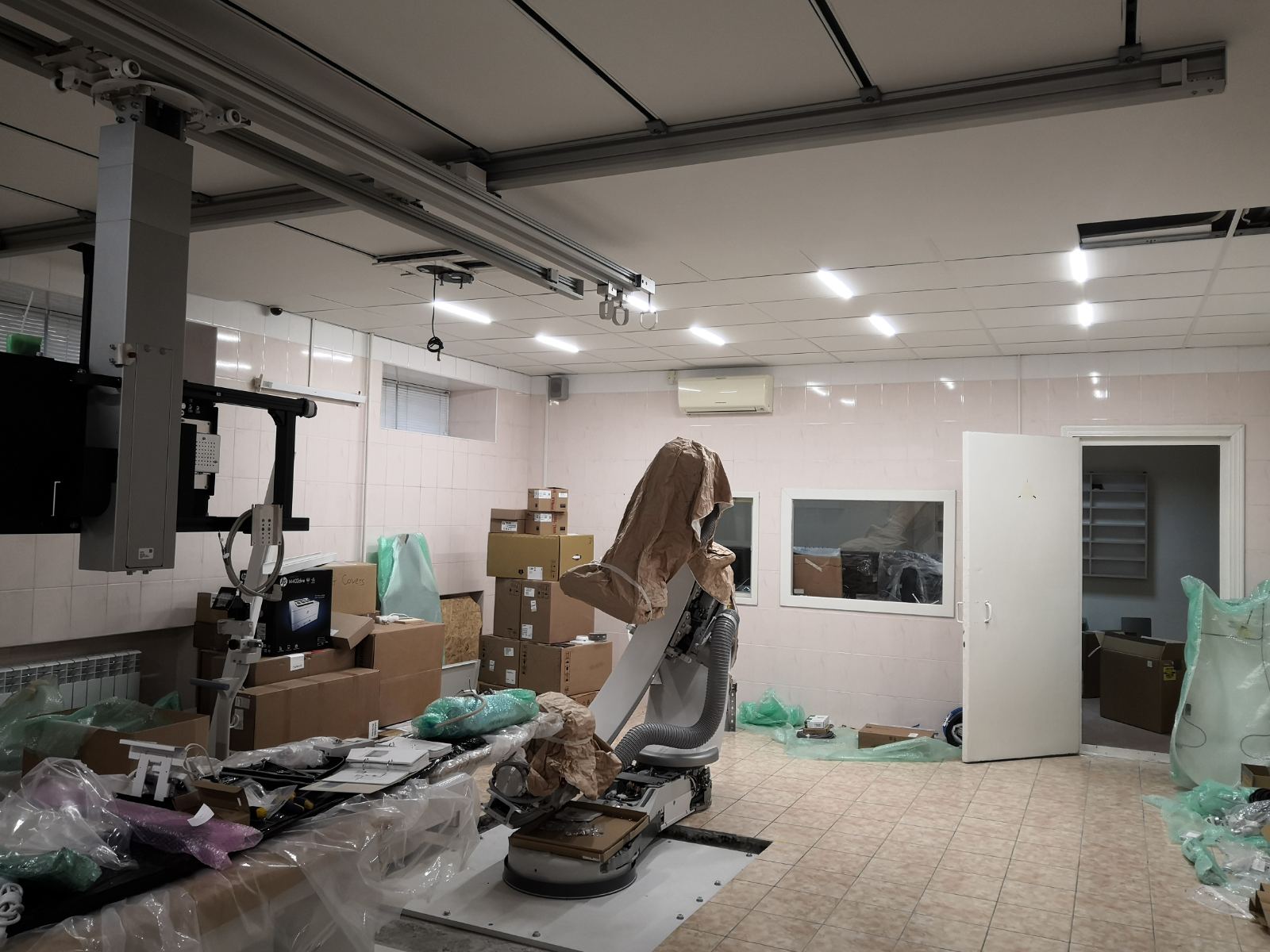 System oświetlenia KRAFT Led do sufitów podwieszanych w sali operacyjnej szpitala wojskowego