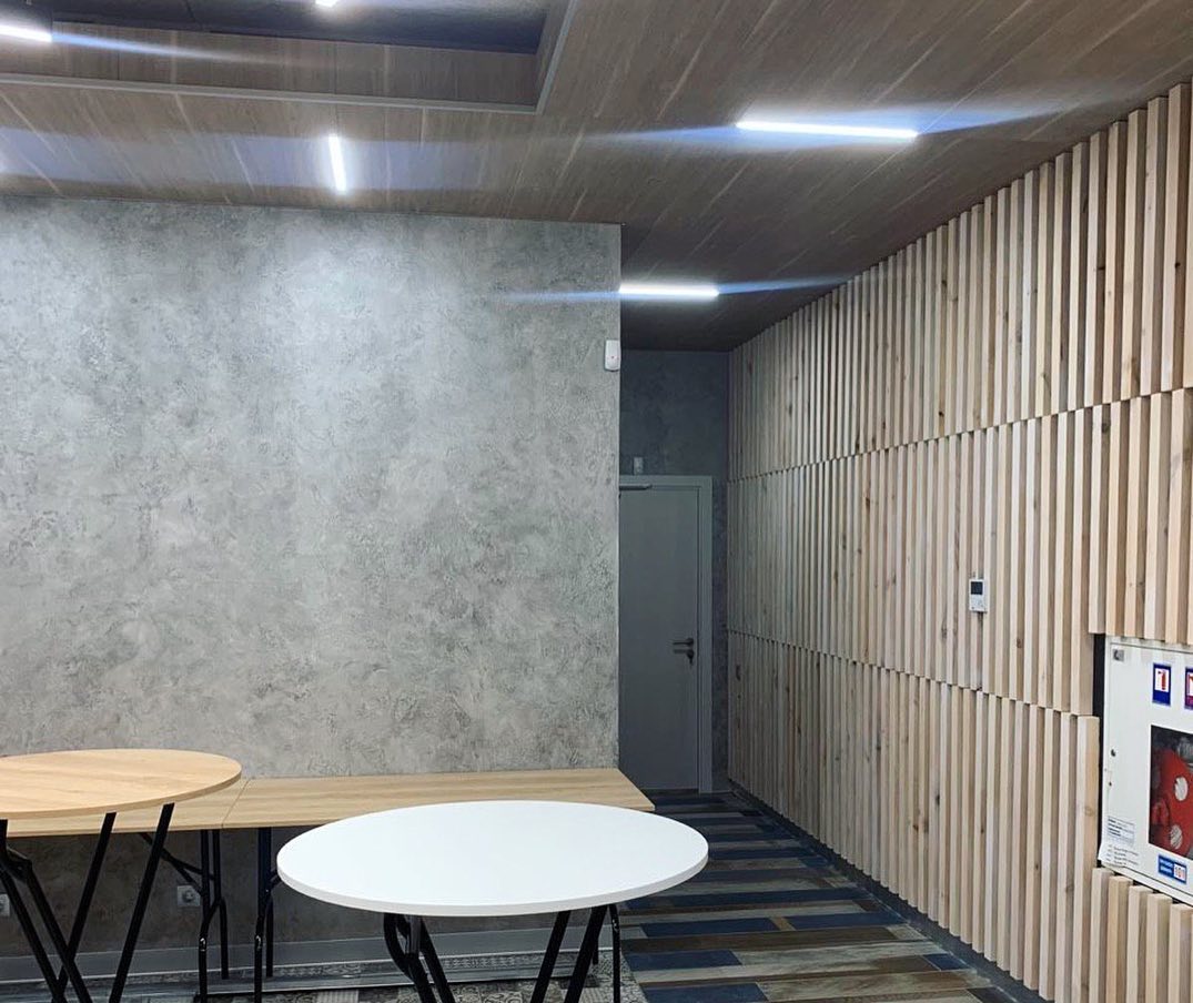 Oprawy do sufitów podwieszanych KRAFT Led w kawiarni, restauracji