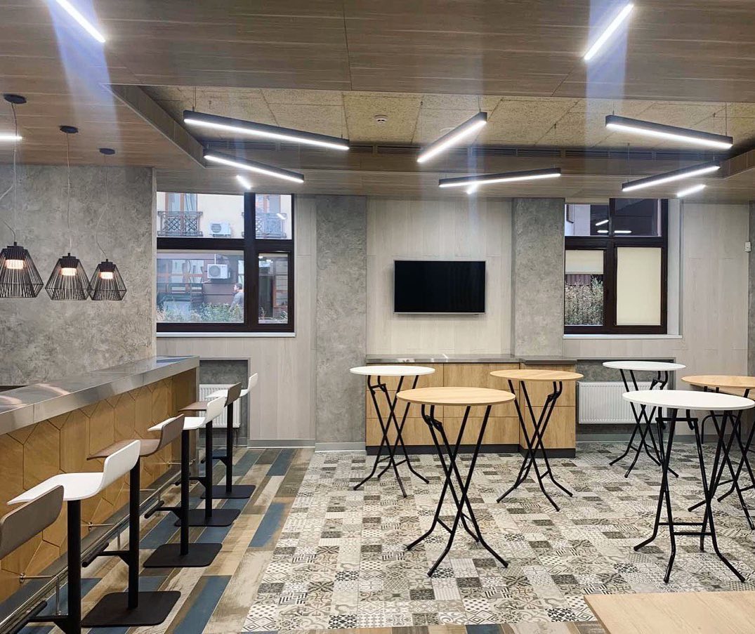 Oprawy do sufitów podwieszanych KRAFT Led w kawiarni, restauracji