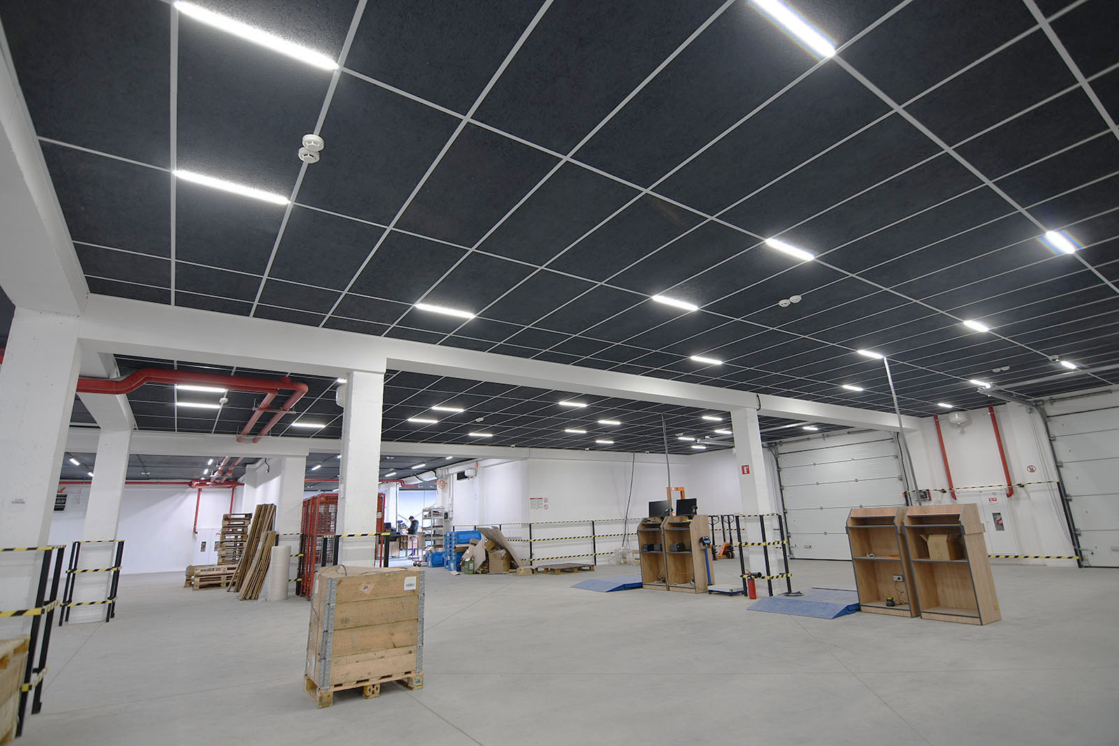 Na zdjęciu panele akustyczne Kraft WoodAcoustic w sufitach podwieszanych w oddziałach Nowa Poczta. System oświetlenia Kraft Led