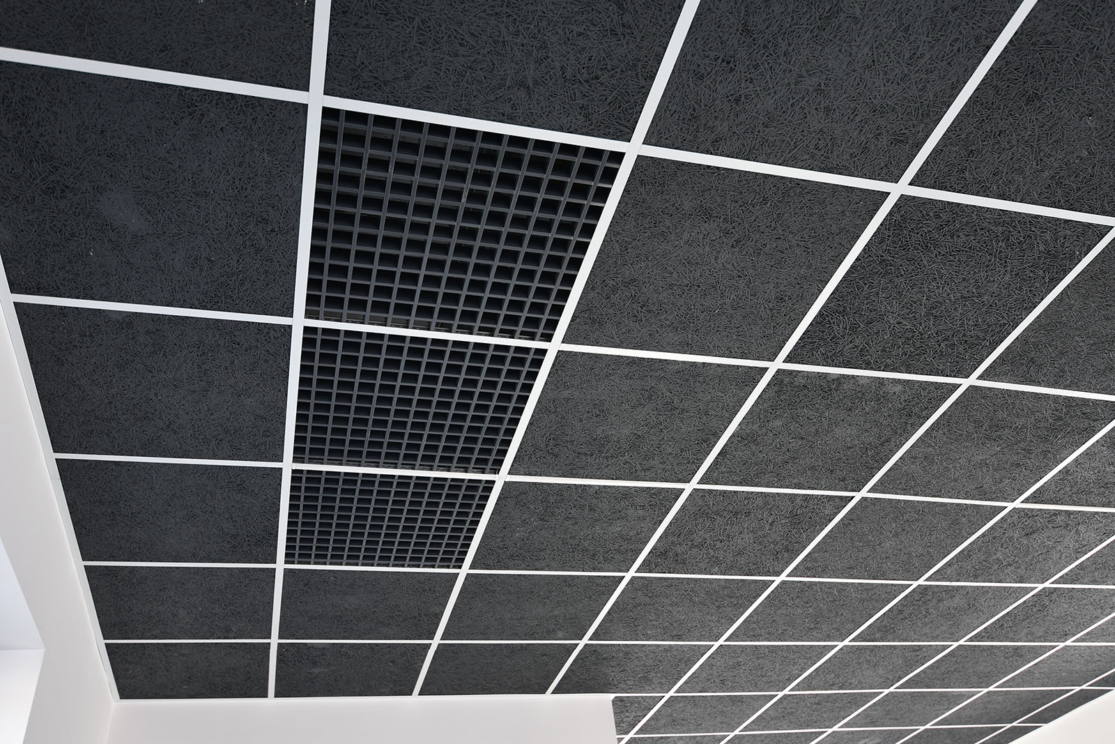 Na zdjęciu panele akustyczne Kraft WoodAcoustic w sufitach podwieszanych w oddziałach Nowa Poczta. System oświetlenia Kraft Led