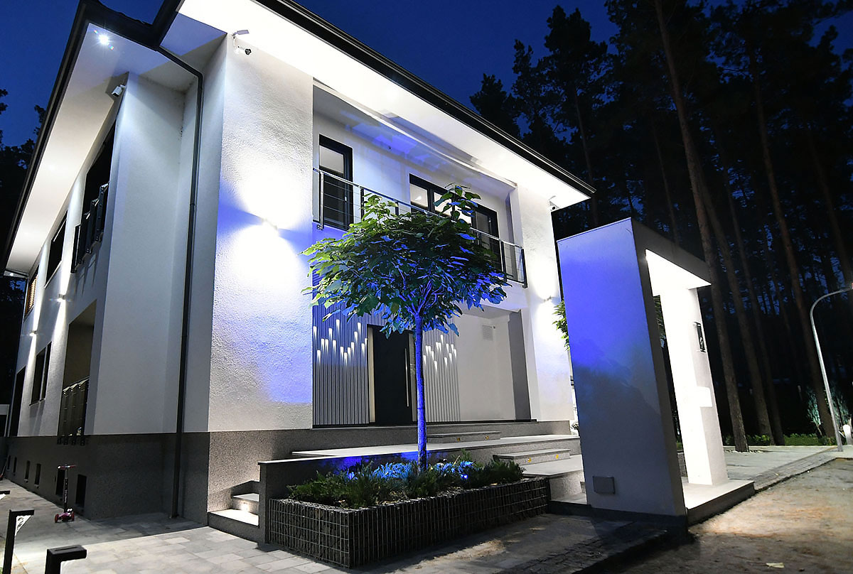 Dekoracyjna listwa kubiczna KRAFT z podświetleniem na ścianach i suficie grupy wejściowej w prywatnym domu