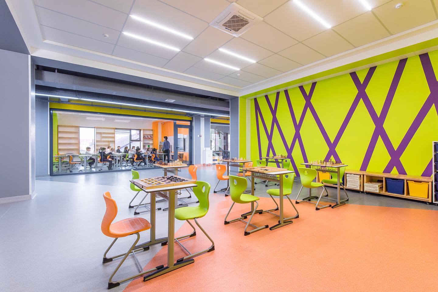 Sufity podwieszane na T-profilu KRAFT Fortis z oświetleniem KRAFT Led we wnętrzu Oxbridge International School w Taszkencie