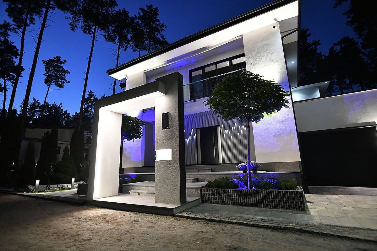 Dekoracyjna listwa kubiczna KRAFT z podświetleniem na ścianach i suficie grupy wejściowej w prywatnym domu