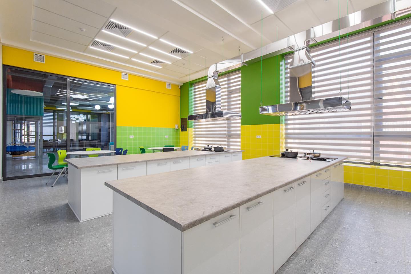 Sufity podwieszane na T-profilu KRAFT Fortis z oświetleniem KRAFT Led we wnętrzu Oxbridge International School w Taszkencie