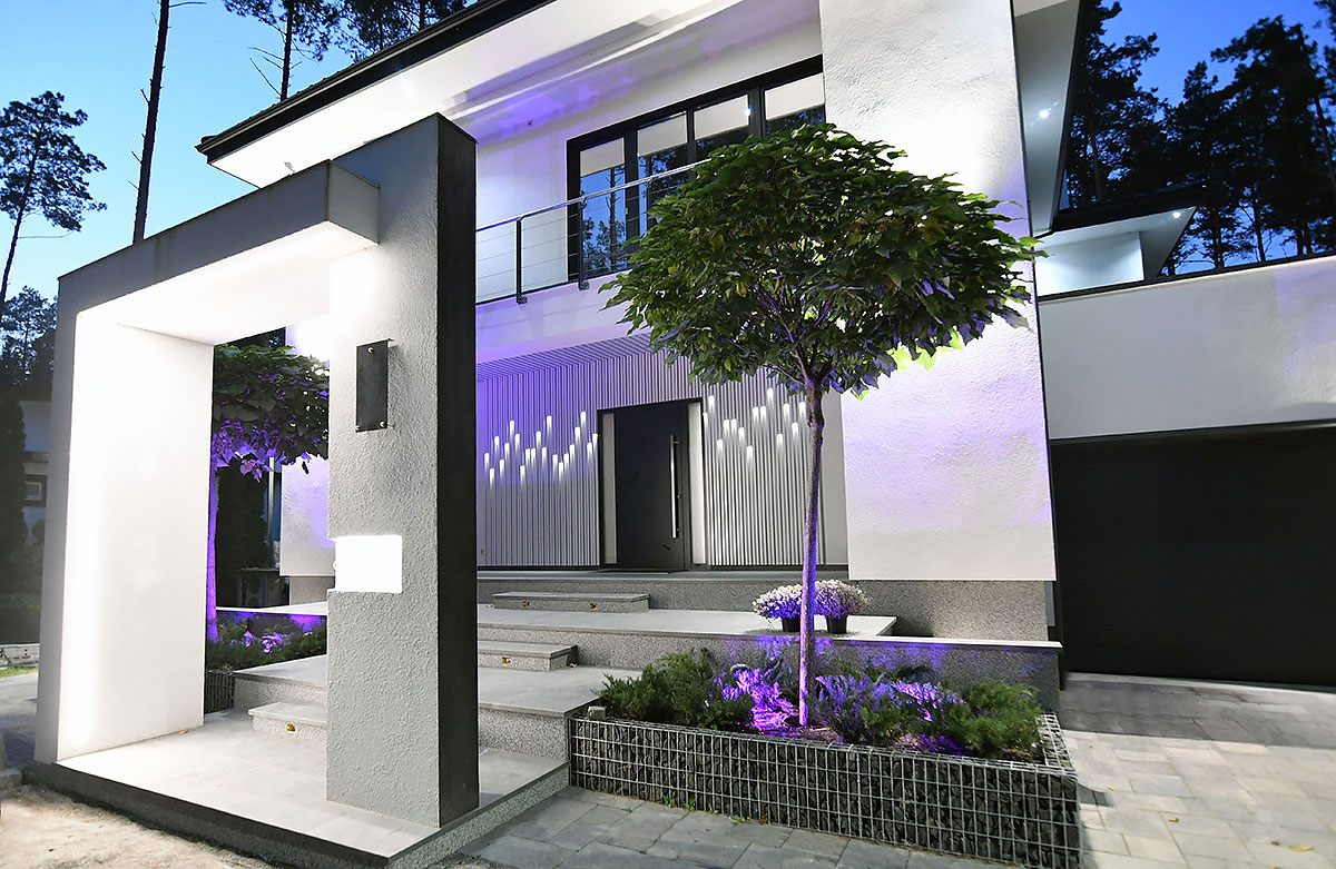 Dekoracyjna listwa kubiczna KRAFT z podświetleniem na ścianach i suficie grupy wejściowej w prywatnym domu