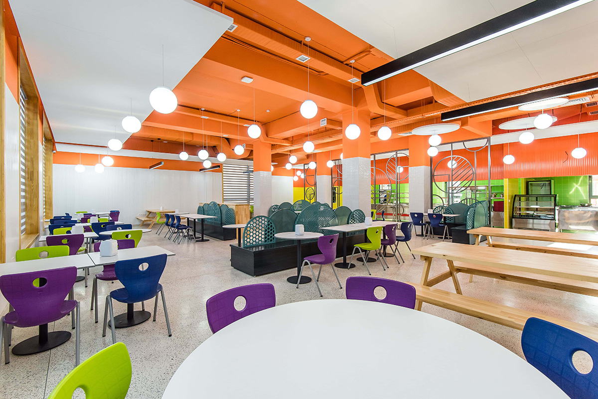 Sufity podwieszane na T-profilu KRAFT Fortis z oświetleniem KRAFT Led we wnętrzu Oxbridge International School w Taszkencie