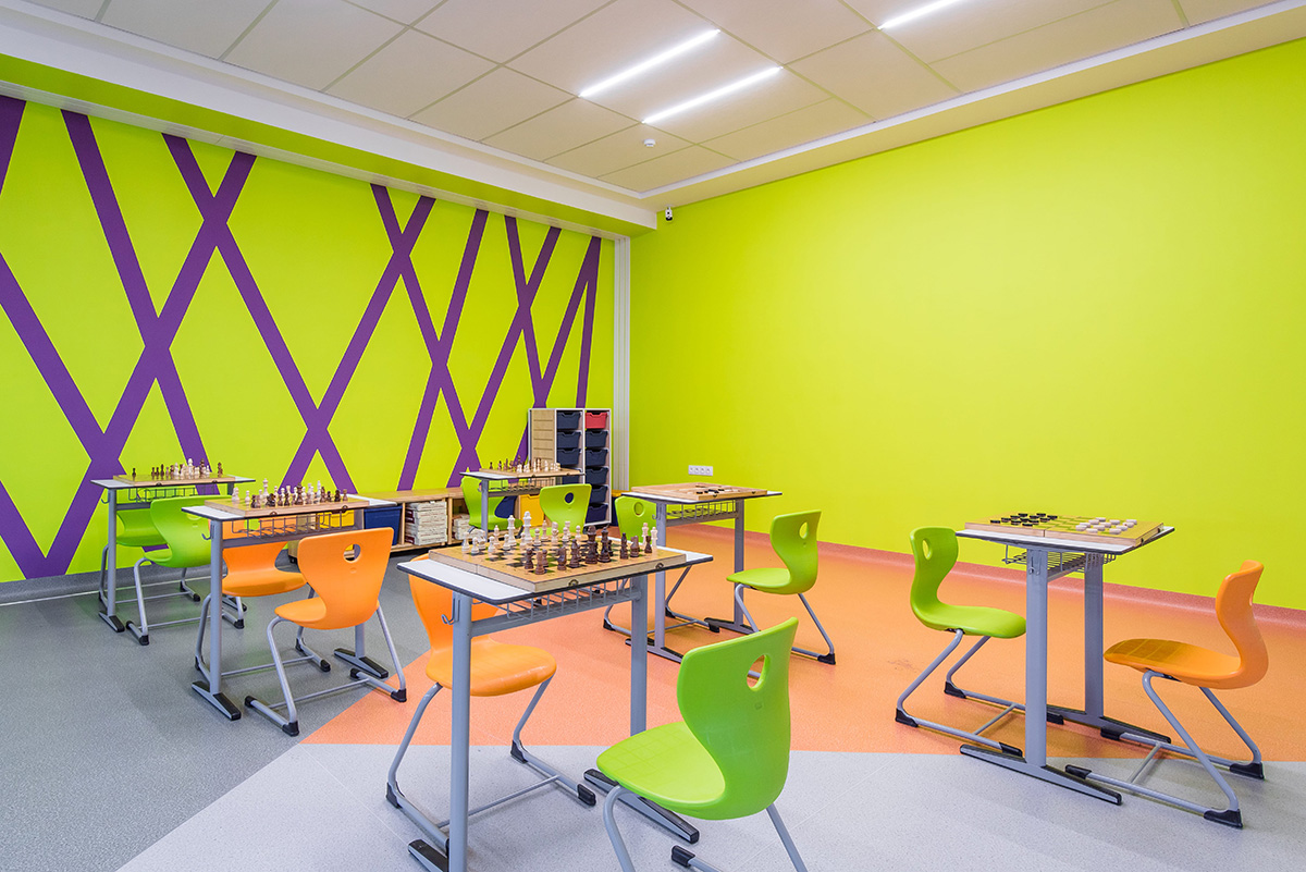 Sufity podwieszane na T-profilu KRAFT Fortis z oświetleniem KRAFT Led we wnętrzu Oxbridge International School w Taszkencie