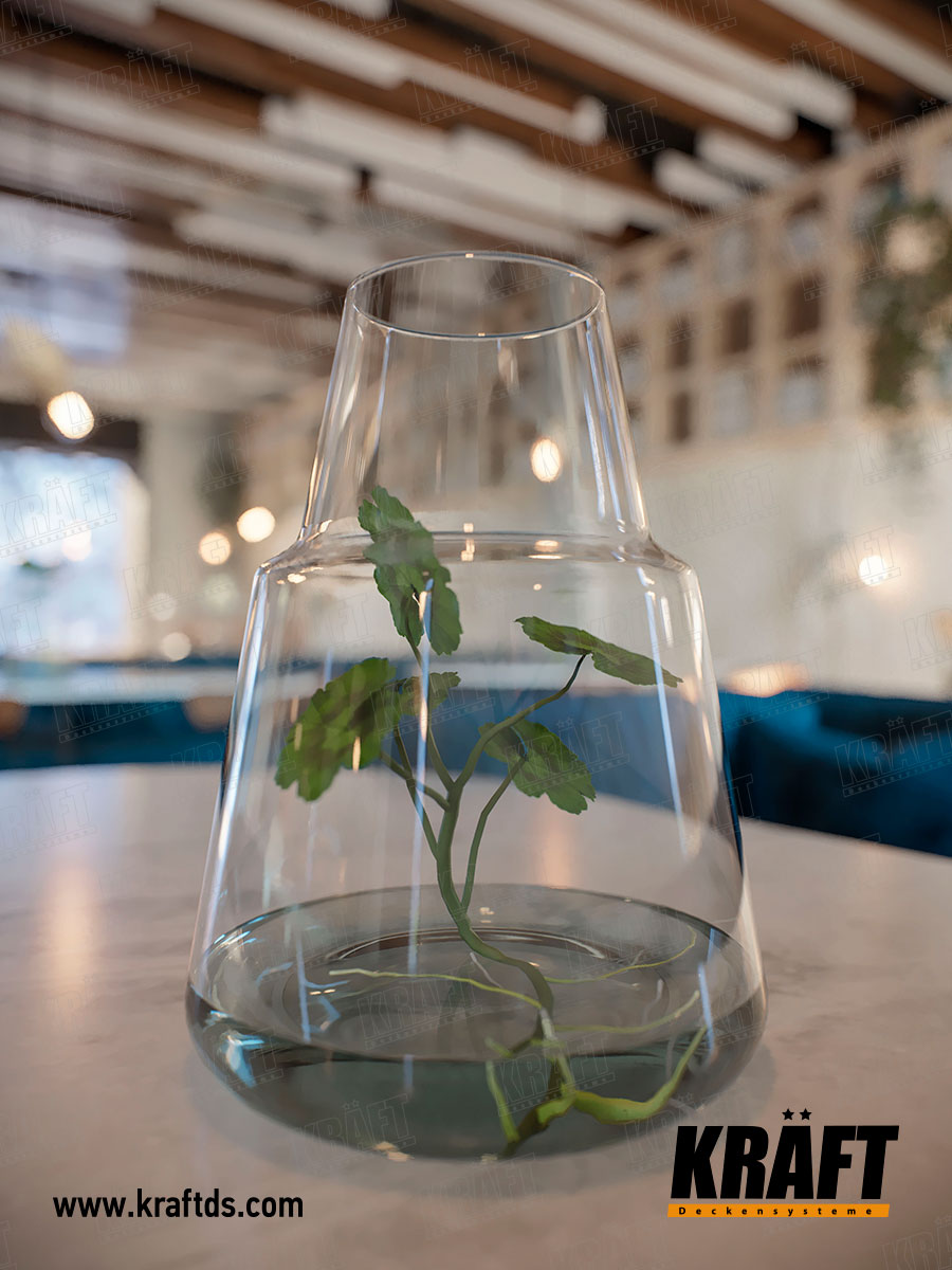 Designerski sufit podwieszany listwowy KRAFT z listew w różnych kolorach we wnętrzu kawiarni, restauracji, baru, jadalni