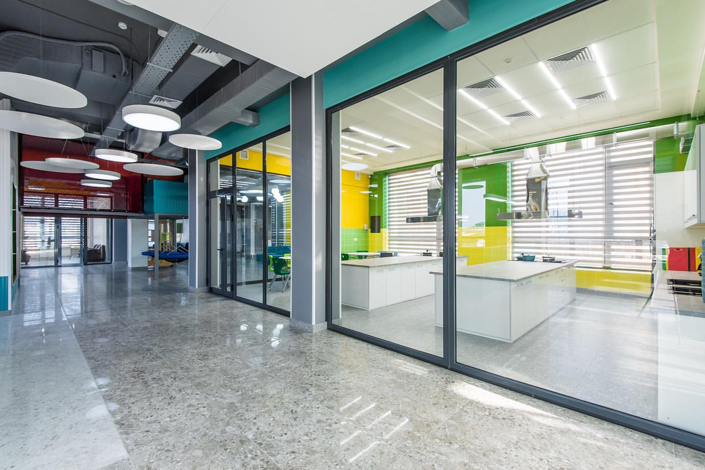 Sufity podwieszane na T-profilu KRAFT Fortis z oświetleniem KRAFT Led we wnętrzu Oxbridge International School w Taszkencie