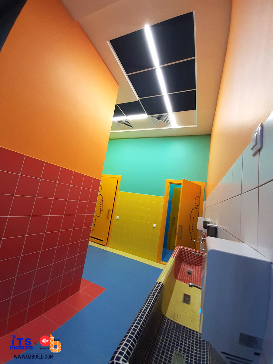 Sufity podwieszane na T-profilu KRAFT Fortis z oświetleniem KRAFT Led we wnętrzu Oxbridge International School w Taszkencie