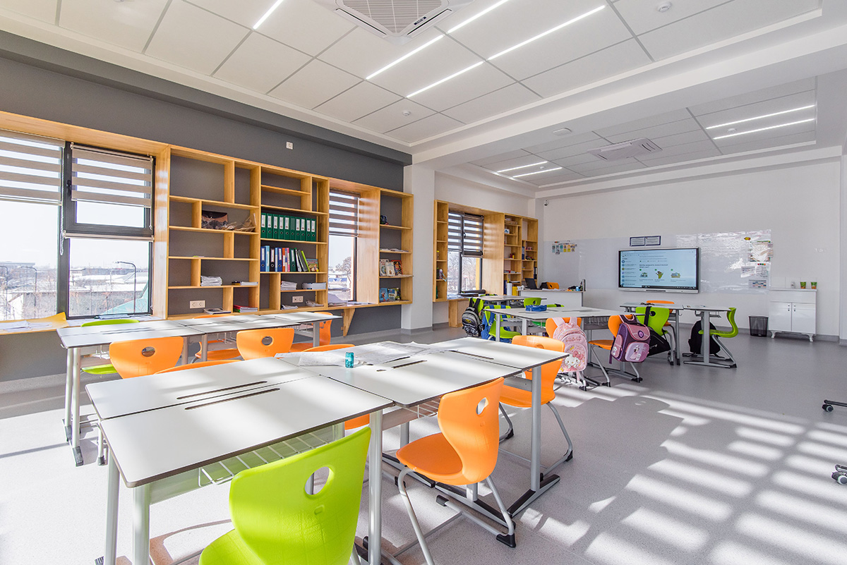 Sufity podwieszane na T-profilu KRAFT Fortis z oświetleniem KRAFT Led we wnętrzu Oxbridge International School w Taszkencie