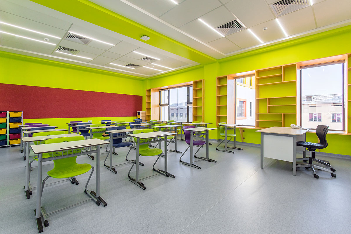 Sufity podwieszane na T-profilu KRAFT Fortis z oświetleniem KRAFT Led we wnętrzu Oxbridge International School w Taszkencie