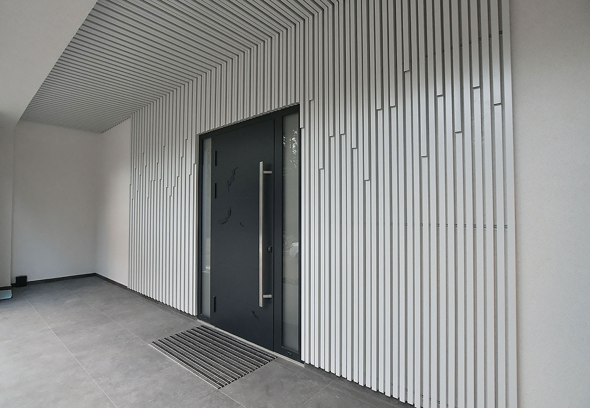 Dekoracyjna listwa kubiczna KRAFT z podświetleniem na ścianach i suficie grupy wejściowej w prywatnym domu