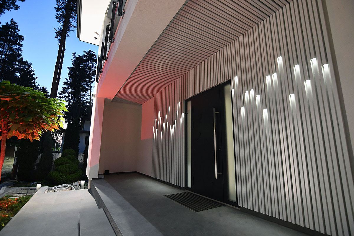 Dekoracyjna listwa kubiczna KRAFT z podświetleniem na ścianach i suficie grupy wejściowej w prywatnym domu