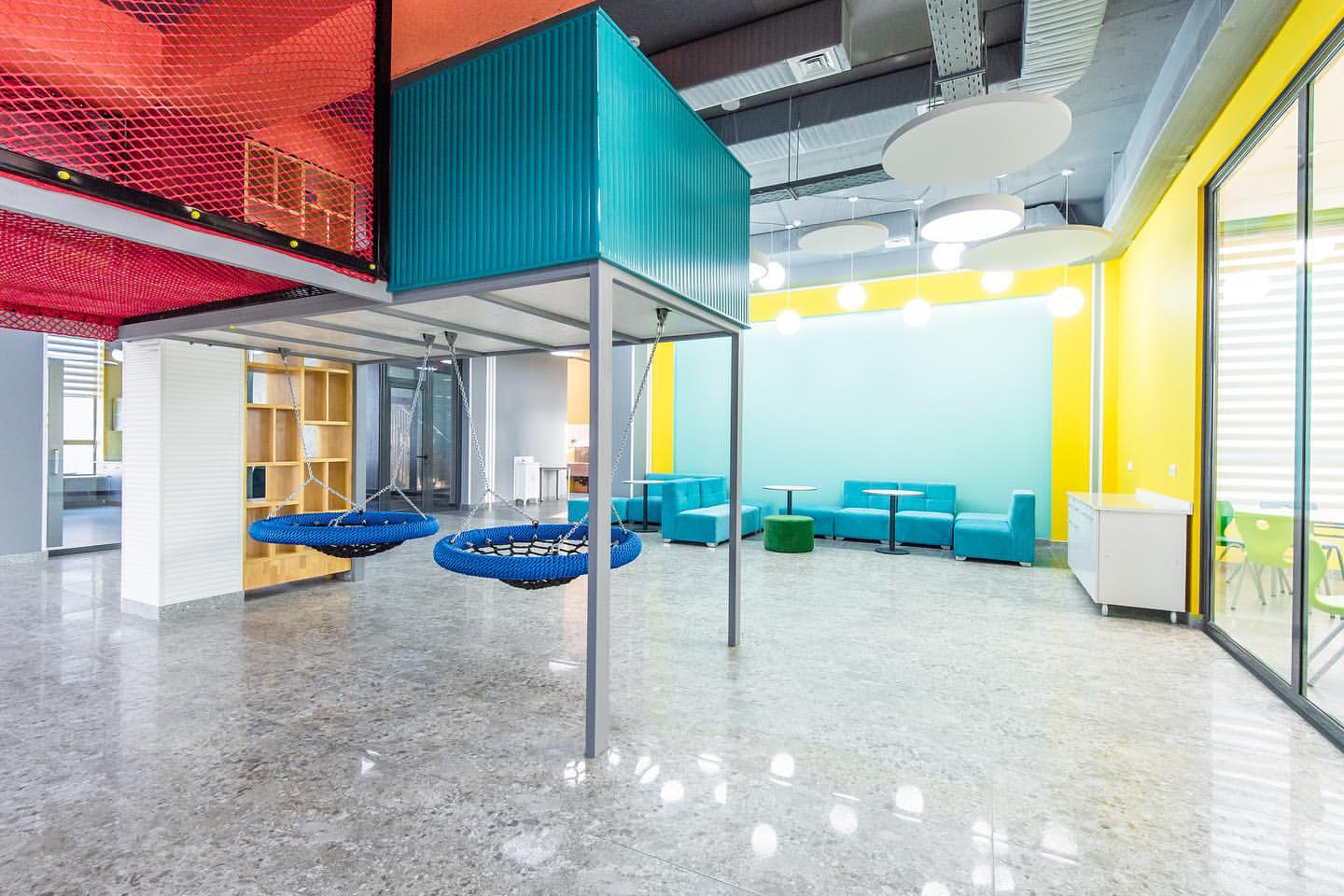 Sufity podwieszane na T-profilu KRAFT Fortis z oświetleniem KRAFT Led we wnętrzu Oxbridge International School w Taszkencie