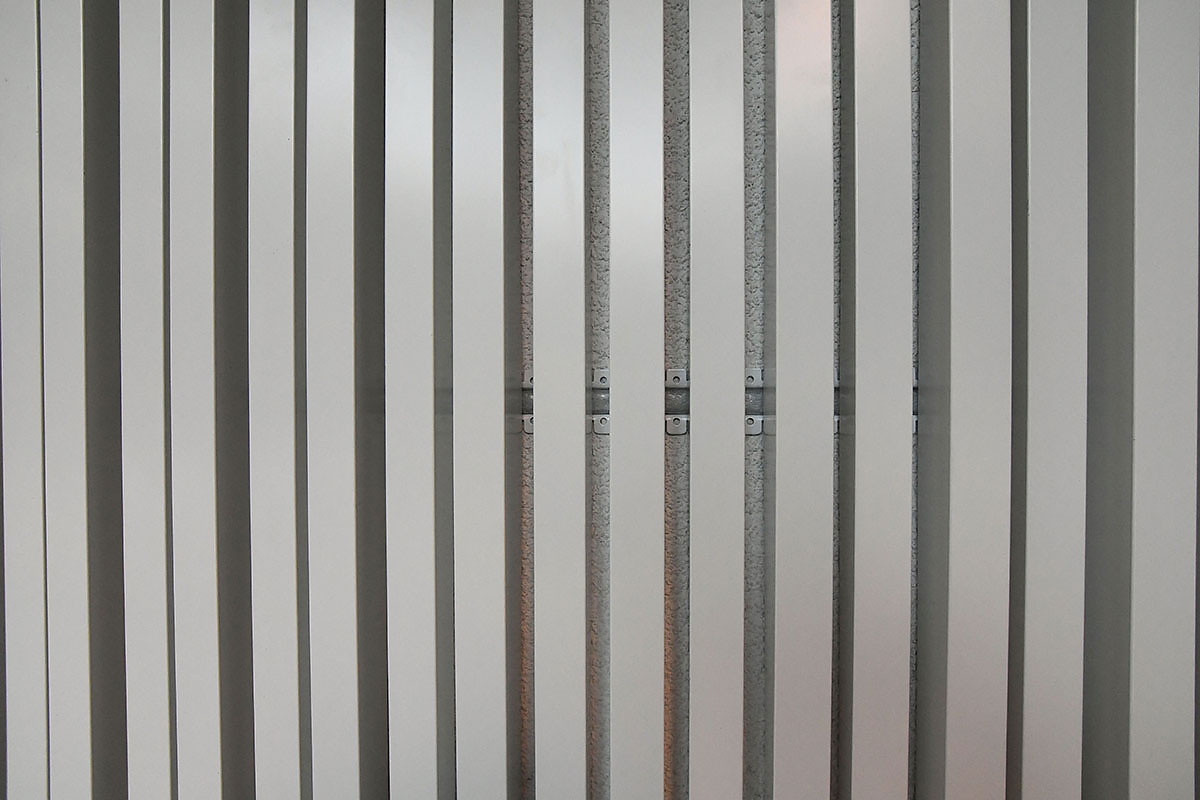 Dekoracyjna listwa kubiczna KRAFT z podświetleniem na ścianach i suficie grupy wejściowej w prywatnym domu