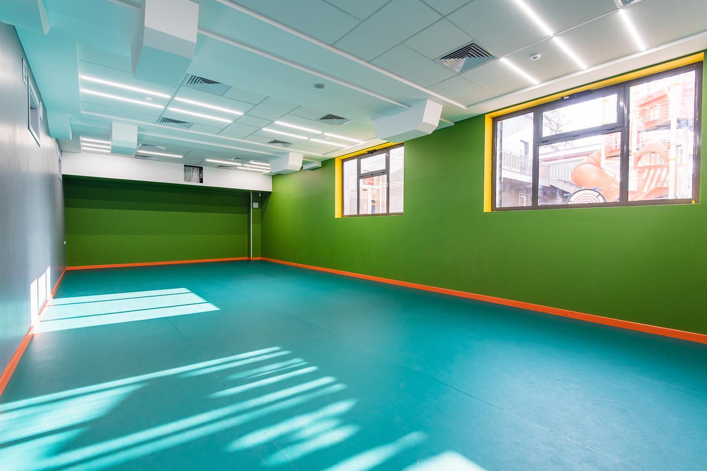 Sufity podwieszane na T-profilu KRAFT Fortis z oświetleniem KRAFT Led we wnętrzu Oxbridge International School w Taszkencie