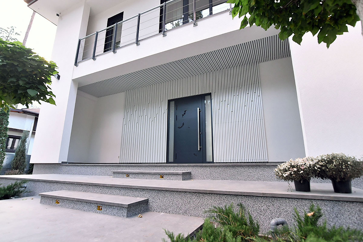 Dekoracyjna listwa kubiczna KRAFT z podświetleniem na ścianach i suficie grupy wejściowej w prywatnym domu