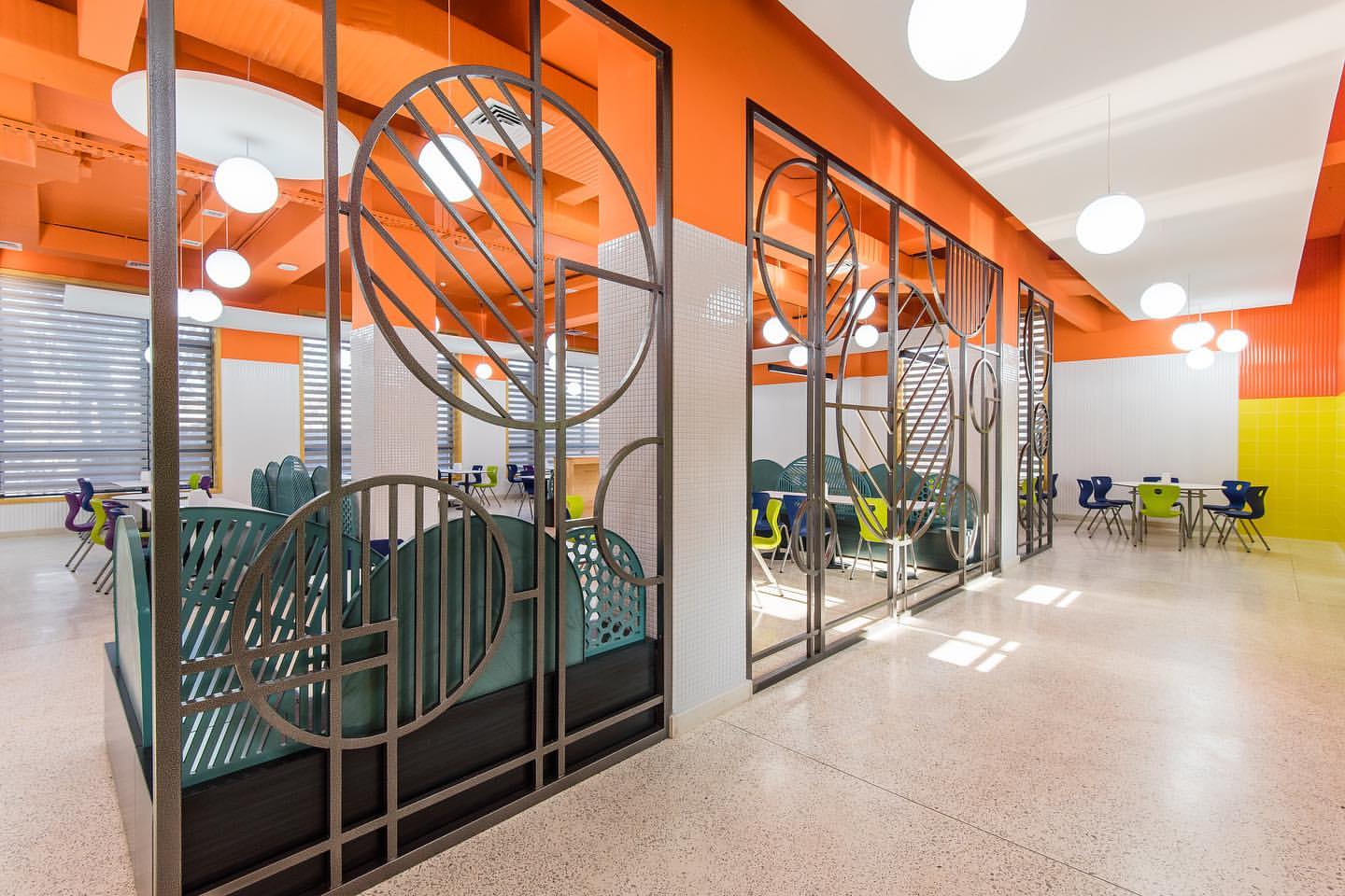 Sufity podwieszane na T-profilu KRAFT Fortis z oświetleniem KRAFT Led we wnętrzu Oxbridge International School w Taszkencie