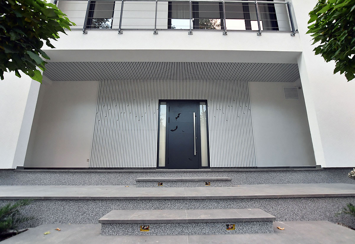 Dekoracyjna listwa kubiczna KRAFT z podświetleniem na ścianach i suficie grupy wejściowej w prywatnym domu